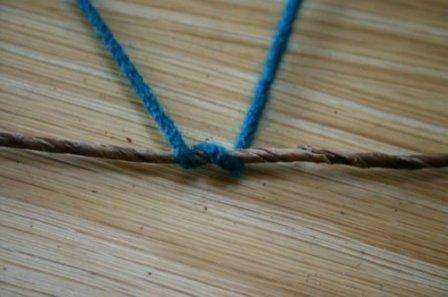 Se usi dei ramoscelli, fissali con un filo per mantenerli in forma.
