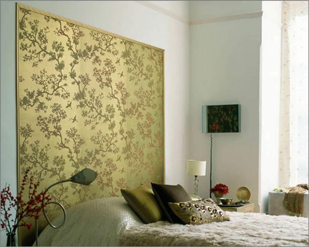 אפילו חדר שינה זעיר יכול לקנות טפט מוזהב מרשים - אך צריך להדביק איתו רק קיר אחד.