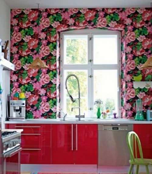 Tipul de tapet care vă place poate fi folosit pentru a decora un panou în bucătărie