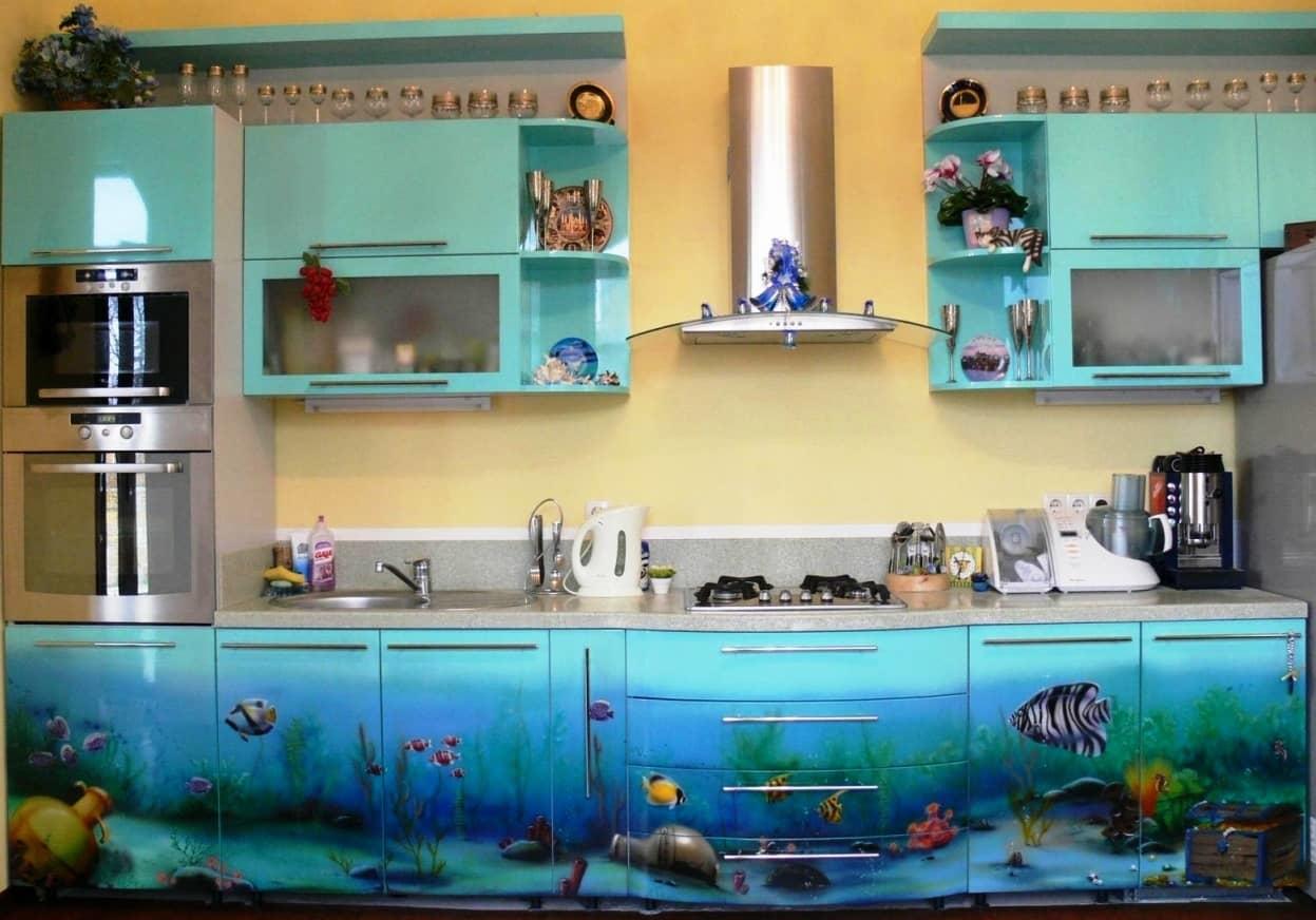 Interiorul bucătăriei în stil marin contribuie la odihnă și relaxare completă