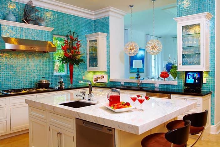 Designul bucătăriei în stil marin este potrivit atât pentru camerele mari, cât și pentru cele mici.