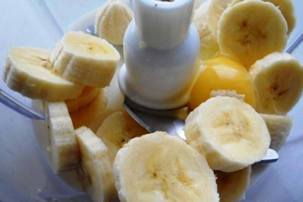 Na varenie palaciniek musíte ošúpať banány, nakrájať na malé kruhy a vložiť do mixéra a pridať k nim jedno vajíčko.