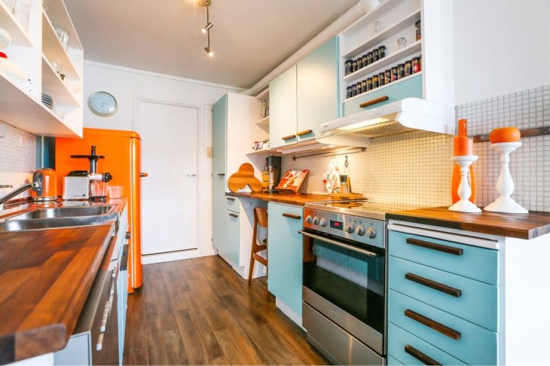 Modrá a oranžová farba v interiéri kuchyne
