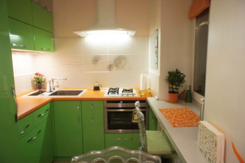 Oranžovo zelená kuchyňa