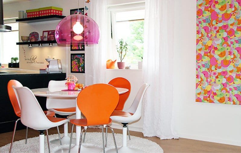 Kombinácia ružovej s oranžovou v interiéri kuchyne