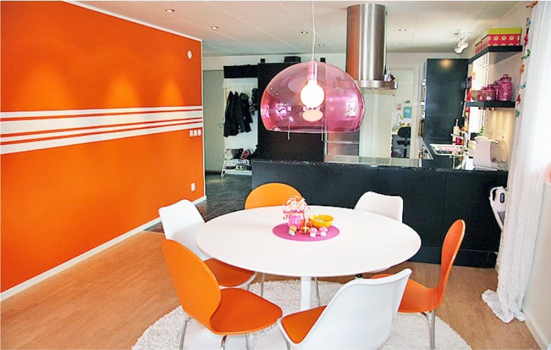 Kombinácia ružovej s oranžovou v interiéri kuchyne