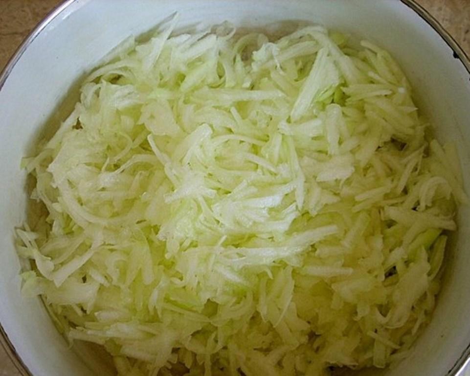 Skala den medelstora zucchinin, ta bort fruktköttet och gnid på ett medium rivjärn