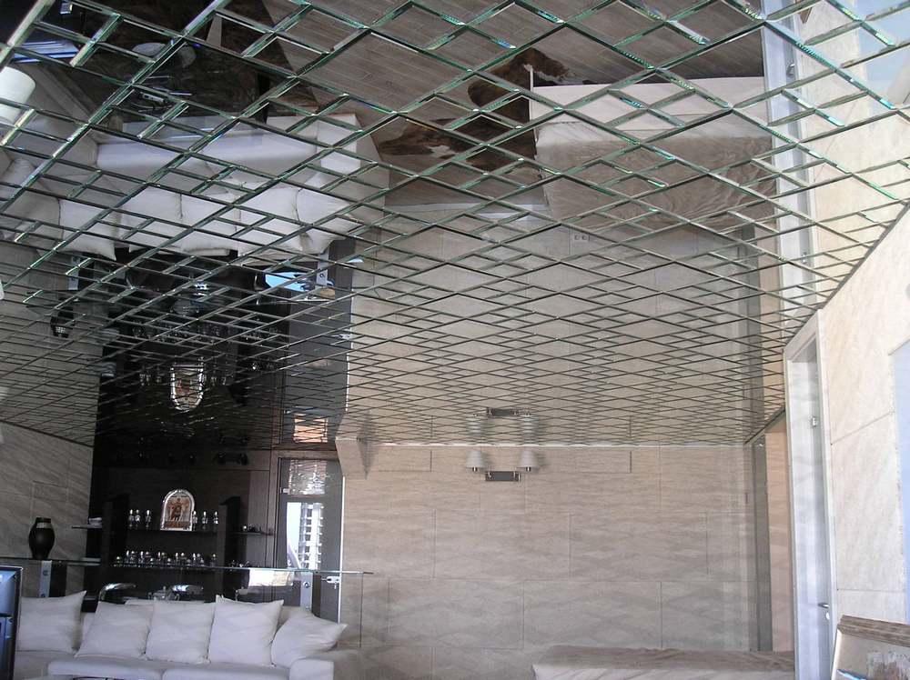 En panel gjord av speglade takplattor ser väldigt original ut, vilket inte bara gör rummet visuellt större utan också ger ytterligare belysning till rummet
