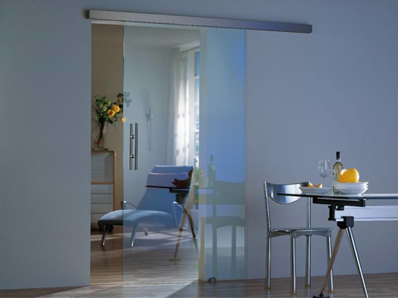 Korkean teknologian tai minimalistisessa keittiössä läpikuultavat ovet ovat harmoninen ratkaisu.