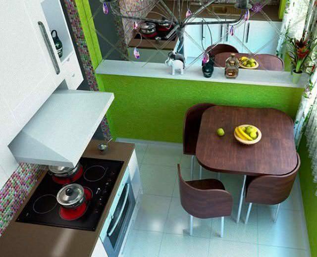 En spegel i det inre av ett litet kök i Chrusjtjov expanderar visuellt området i rummet och gör det mycket lättare