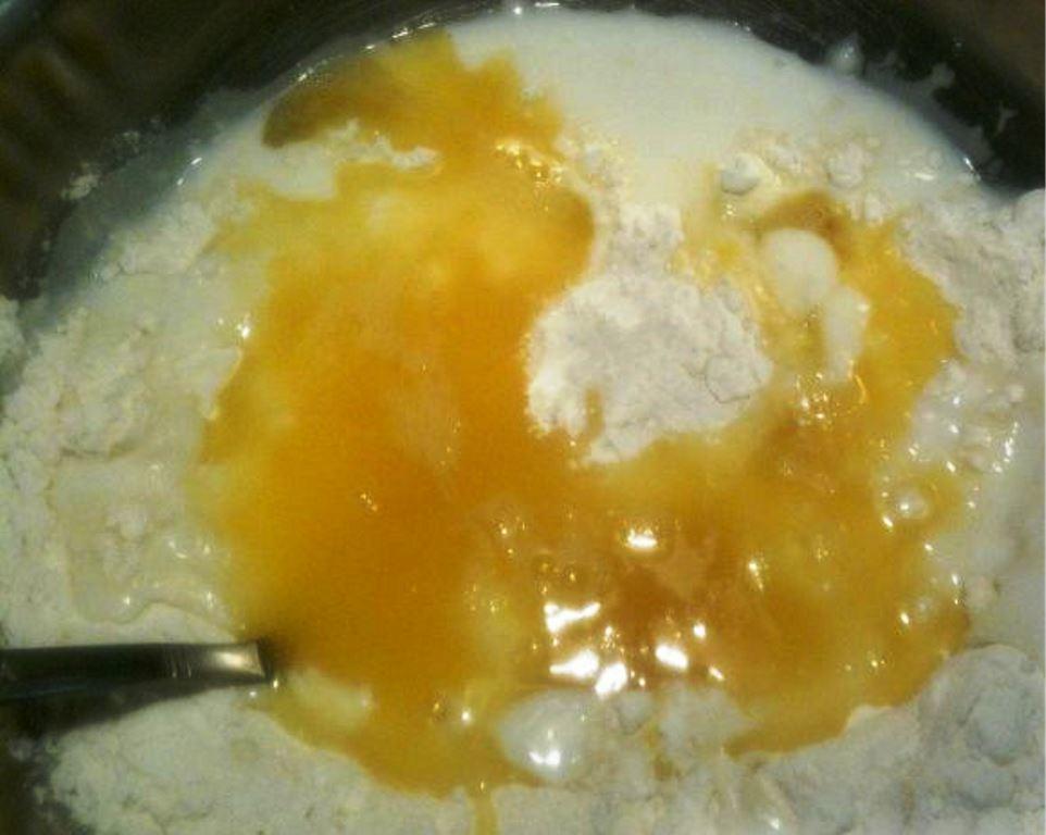 Rozbité vajcia a kefír nalejte do izbovej teploty do nádoby s múkou