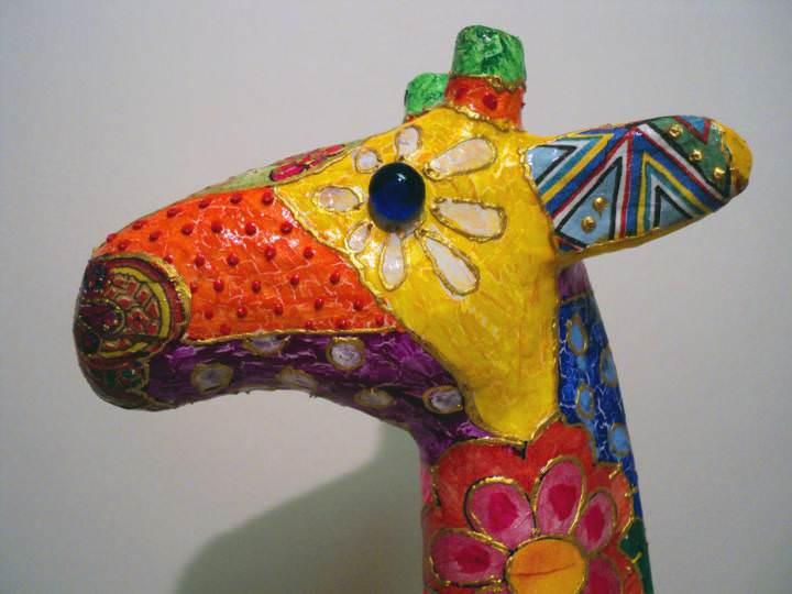 Papier-mâché poate fi folosit pentru a face o girafă drăguță