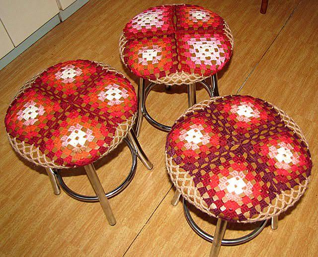 Pletená pelerína na stoličku zútulní každú kuchyňu