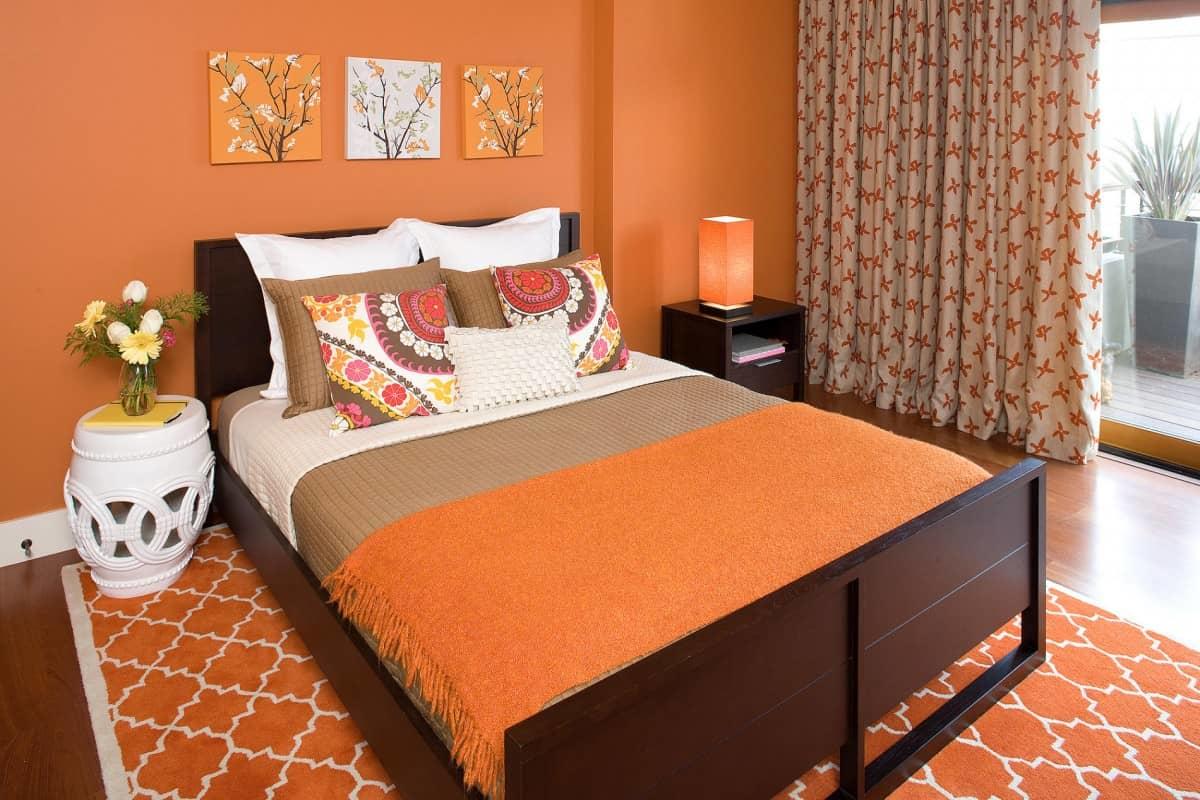 Majoritatea designerilor recomandă utilizarea culorii piersicii în dormitor - calmează și are un efect benefic asupra unei persoane.