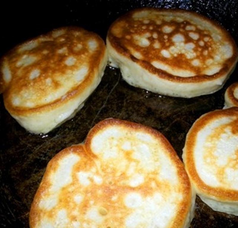 Stek pannkakorna väl på varje sida i ungefär en minut på medelvärme