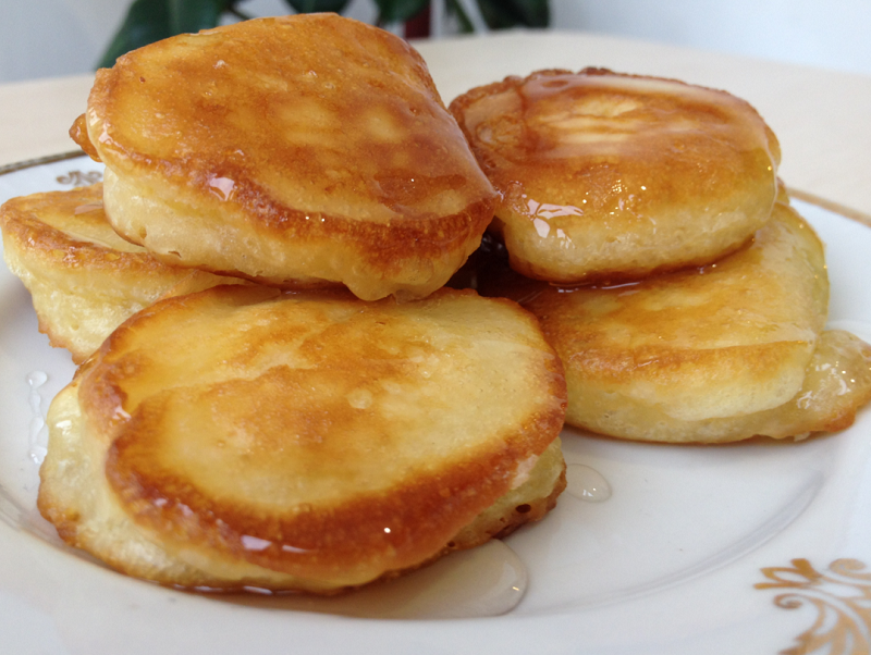 Det är väldigt enkelt och enkelt att göra puffade pannkakor på kefir.