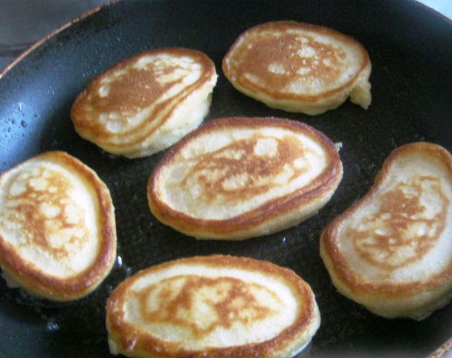 Stek pannkakor på varje sida tills de är gyllenbruna