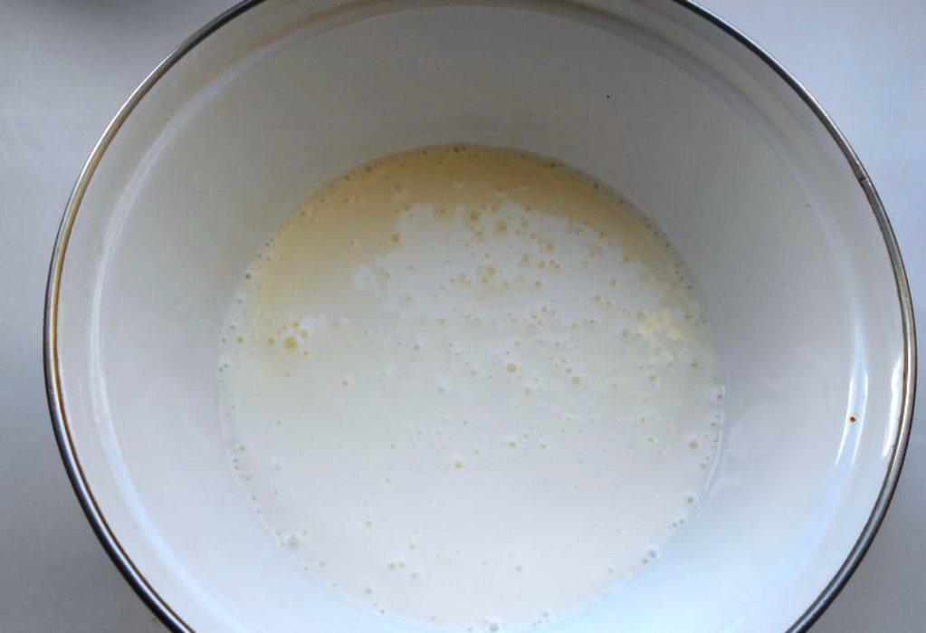 Häll yoghurt i rumstemperatur i en liten behållare