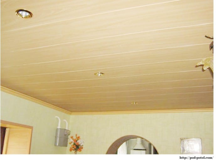 Plastové stropné panely v kuchyni - imitácia dreva