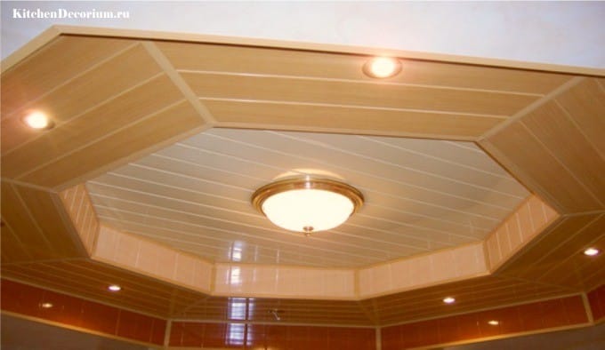Duplexný strop vyrobený z plastových panelov