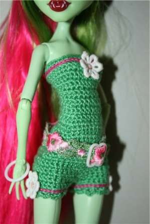 Vous aurez le haut de la Monster High Knit Dress. Attachez maintenant la jupe avec des crochets et la robe est prête.