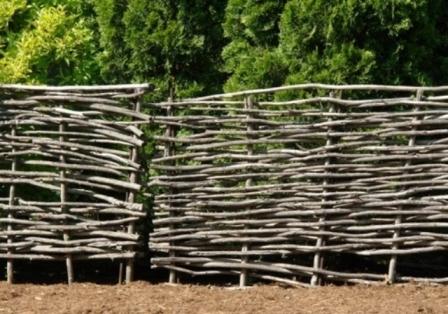 Takva ograda od grančica izrađuje se na različite načine, ovisno o tome gdje se planira postaviti.