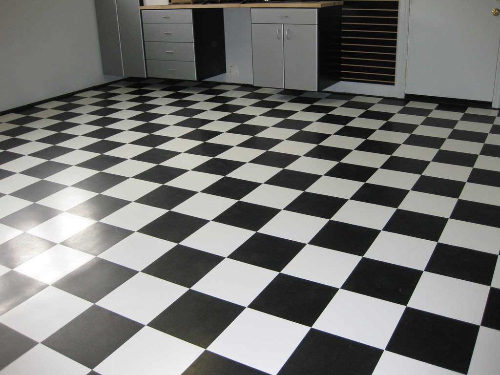 Puteți aranja podeaua ca un șah: ar trebui să combinați plăcile în culori alb-negru