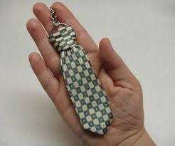La cravatta è un accessorio indispensabile per ogni uomo. Crea una mini-cravatta con un tessuto spesso per creare un portachiavi creativo.