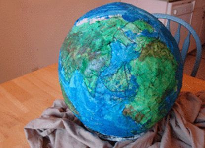 Fabriquez un globe pour une leçon de géographie, en papier mâché.