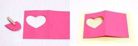 Successivamente, usando piccole forbici affilate, dovrai ritagliare un cuore su una metà della carta. Quindi prendi un foglio di carta bella con qualsiasi motivo e ritaglia un quadrato in modo che sia uguale al foro tagliato. Questo quadrato è incollato all'interno della cartolina.