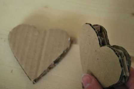 Nakon što u potpunosti zalijepite jedan dio srca finim papirom kako biste mu dodali volumen, zalijepite ga na drugu polovicu srca od kartona.