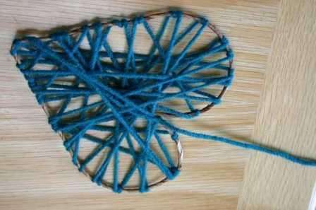 Nakon toga počnite omotati oblik srca nitima za pletenje. Radite sve u određenom redoslijedu, glavna stvar je da nema mnogo rupa. Možete upotrijebiti tehnike izvlačenja niti ili umjetničke žice kako biste plovilo učinili točnijim.