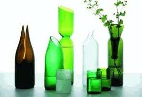 Garrafas de vidro também podem ser usadas para fazer lindos vasos pintados, vasos de flores e outros itens de interior incomuns.