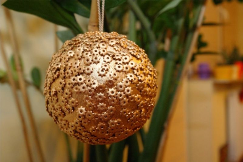 كرة عيد الميلاد مصنوعة من الفراغات الرغوية والمعكرونة على شكل نجمة