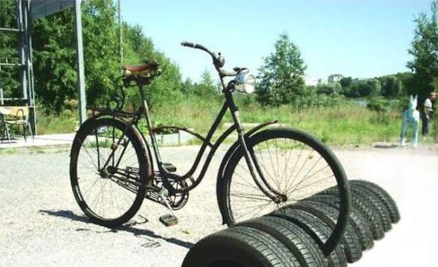 Une autre utilisation inhabituelle des pneus est dans les équipements de stationnement pour vélos. Si votre famille a des cyclistes passionnés ou que ce type de transport est pratique pour se déplacer dans la région, faites du stationnement avec des pneus de voiture.
