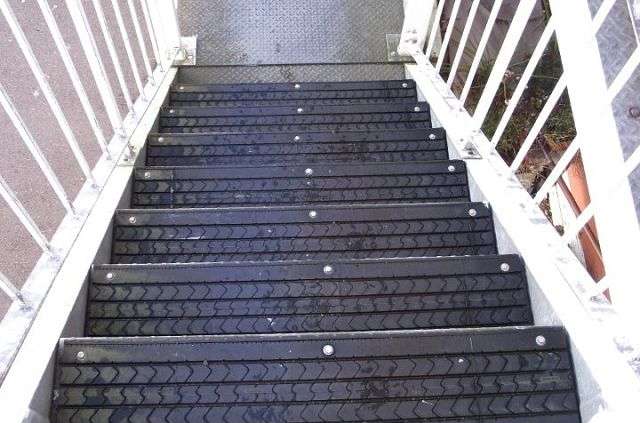 A la datcha, on trouve le plus souvent des escaliers métalliques, qui deviennent très glissants par temps de pluie ou de neige. Essayez de couvrir les marches avec des pneus et améliorez la sécurité de votre propre maison.