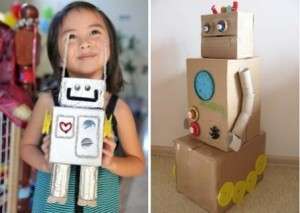 Se tuo figlio ama i robot, non devi acquistare un giocattolo già pronto dal negozio. Prova a creare un bellissimo robot con le tue mani. Ciò non richiede alcuna conoscenza e abilità specifica. Puoi usare normali scatole di cartone di diverse dimensioni e rotoli di carta igienica. Dai al falso un effetto metallico con un foglio.