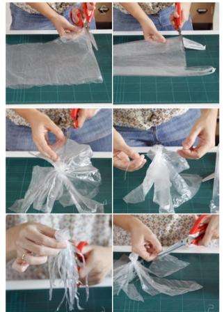 Prendi un sacchetto bianco trasparente e taglia i manici. Si può utilizzare una semplice borsa senza manici. Quindi taglialo in modo da ottenere due fogli di plastica della stessa dimensione. Lavorerai con uno di loro. Per fare questo, devi legare un filo nella parte centrale di questo foglio: ottieni il corpo della tua medusa.