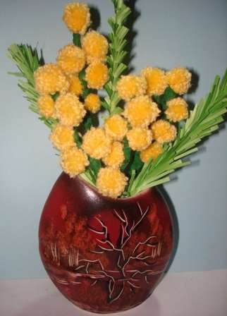 Il reste à en ramasser un bouquet et à le mettre dans un vase. Vous pouvez également faire une brindille créative de fleurs printanières à partir de pompons. Pour ce faire, fabriquez des pompons à partir de fils de n'importe quelle couleur, puis fixez-les sur une branche régulière d'un arbre. Préparez un vase à col étroit et le bouquet est prêt.