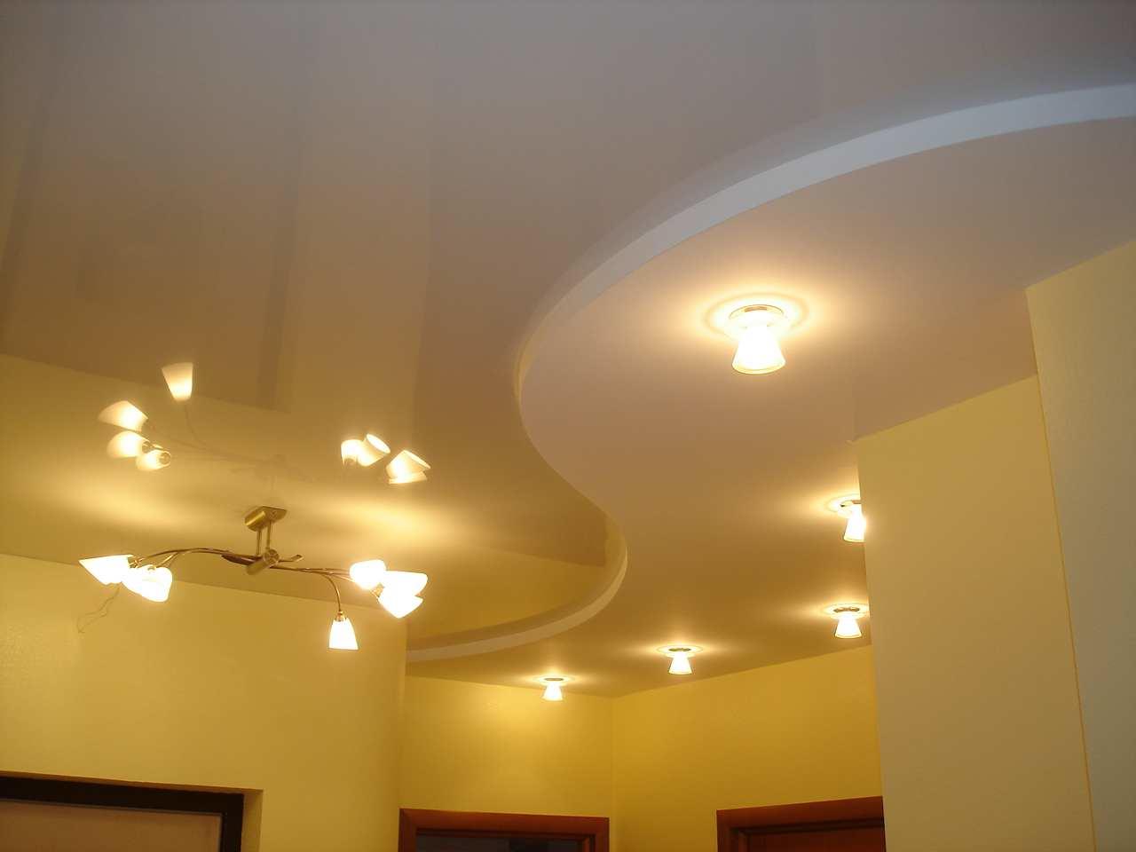 Paremman valaistuksen saavuttamiseksi on parempi ripustaa kattokruunu tai lamppu kattoon.