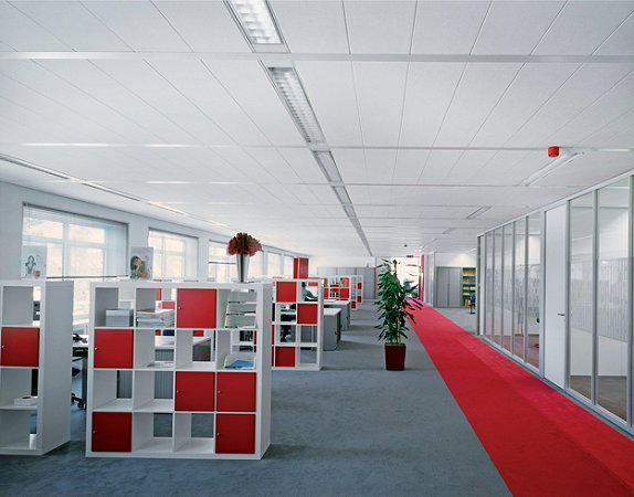 Plafonul Armstrong este potrivit pentru diferite tipuri de spații, dar cel mai adesea poate fi găsit în birourile administrative