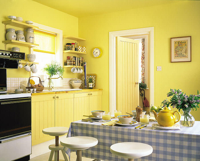 Svetlé drevo a žlté steny v kuchyni bezpochyby potešia majiteľov a zaistia dobrú náladu každý deň.