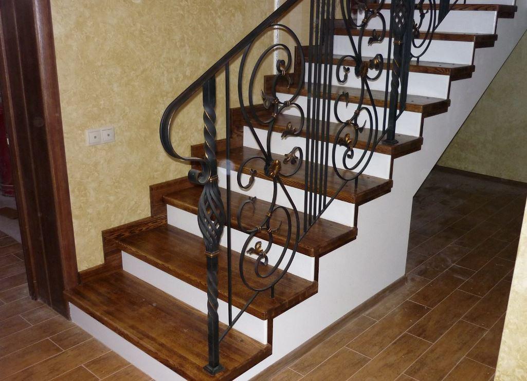 Vanligtvis behövs efterbehandling för att skydda trappan från skador.