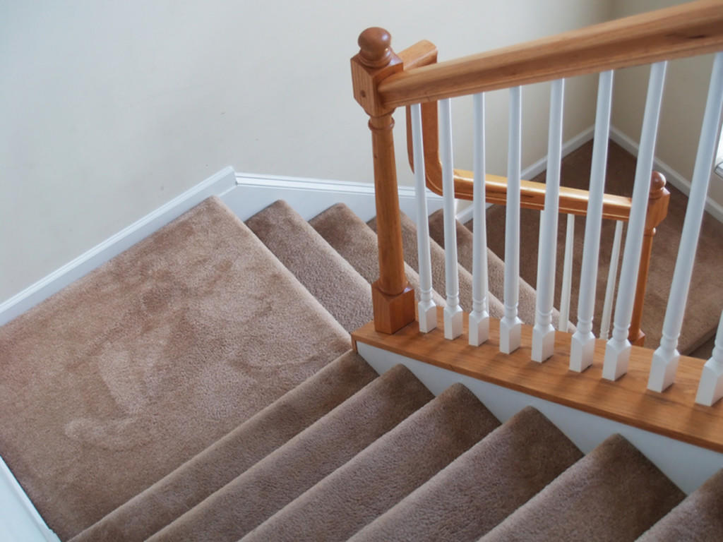 När du väljer efterbehandlingsmaterial för trappor är det absolut nödvändigt att ta hänsyn till deras kvalitet, egenskaper och stabilitet.