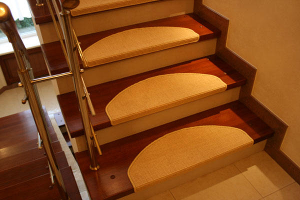 Du kan göra trappan mer attraktiv med en vacker beläggning.