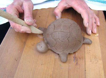 Não se esqueça de usar uma pilha para desenhar a textura do casco da tartaruga de forma que a miniatura da embarcação reflita todas as características desse animal. Você pode fazer um chapéu panamá ou uma saia para a sua figura, tudo depende da sua imaginação e