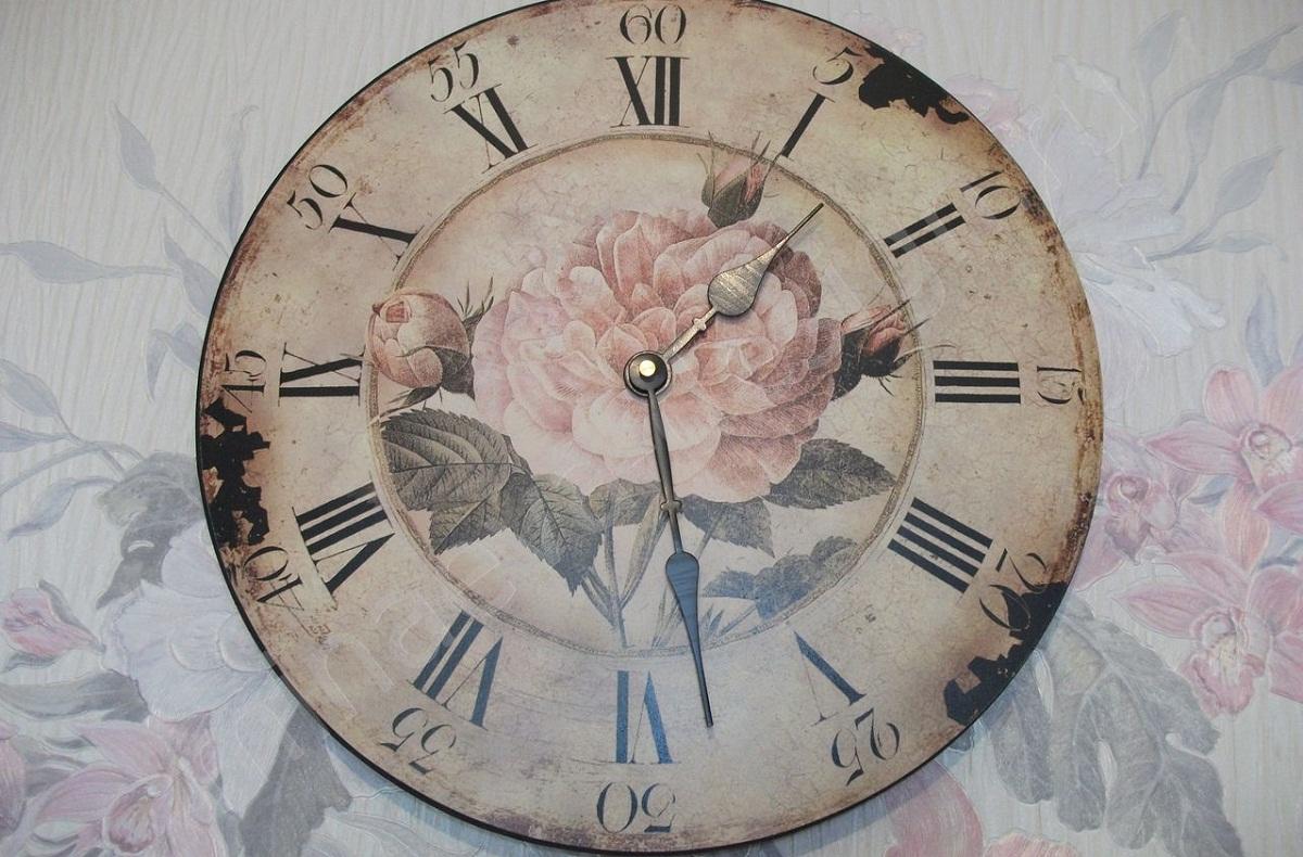 Το ρολόι, διακοσμημένο με την τεχνική decoupage στυλ της Προβηγκίας, φαίνεται υπέροχο στο εσωτερικό του αντίστοιχου στυλ.