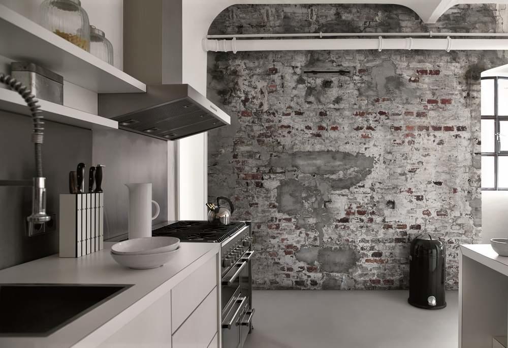 Tapetul texturat din interiorul bucătăriei poate fi folosit doar ca decor