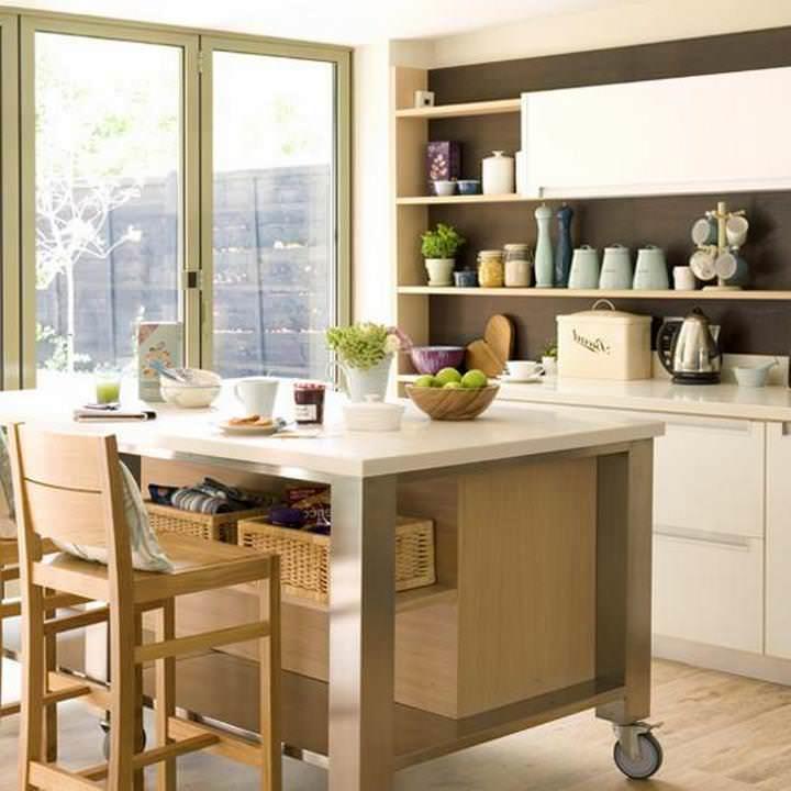 Rafturile deschise nu sunt potrivite pentru depozitarea ustensilelor de bucătărie. Este mai relevant să le folosiți ca spațiu suplimentar pentru decor.