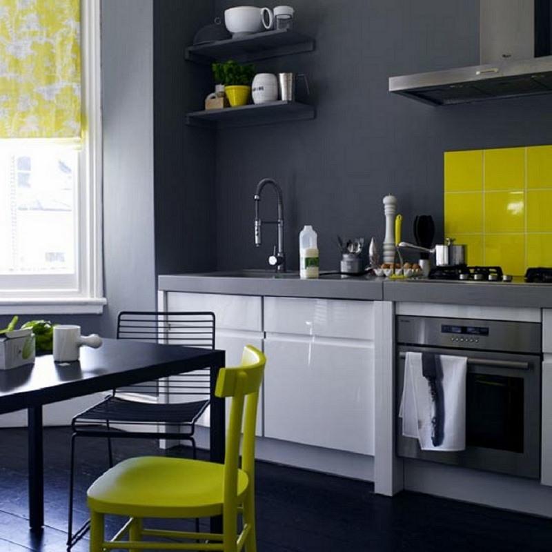 Harmaata väriä keittiön sisätiloissa pidetään klassikkona ainutlaatuisten yhdistelmien luomiseksi.